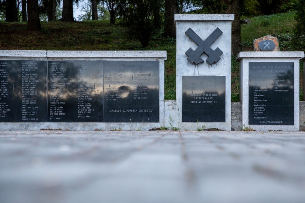 Az elhunyt komlói bányászok emléktáblái