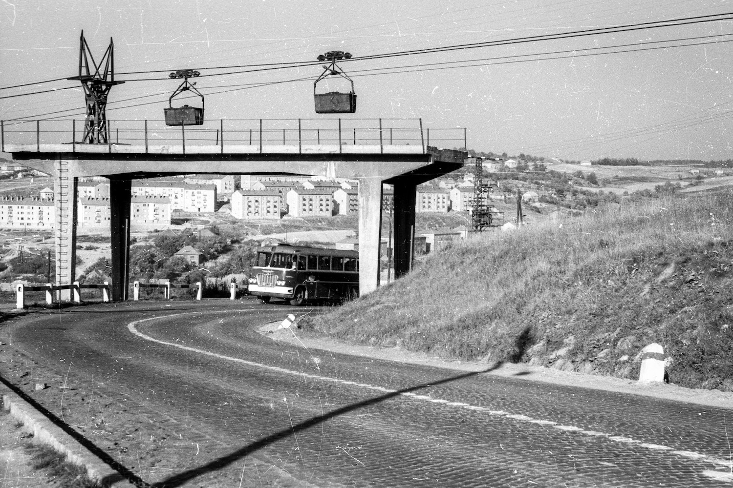 Drótkötélpálya és mentőhíd a Pécsi út felett 1962-ben. (Fotó: Fortepan/Magyar Pál)