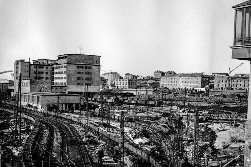 Az altárói pályaudvar és a szénosztályozó a Pécsi út felől nézve 1953-ban (fotó: Fortepan/Hegybíró család)
