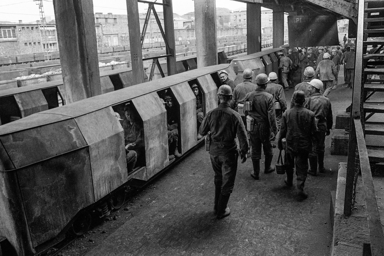 Bányászokat szállító népesvonat Kossuth-altárón 1973-ban. (Fotó: Fortepan/Urbán Tamás)