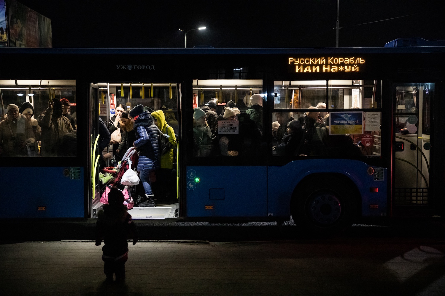 A Felsőnémeti felé induló buszon a Kígyó-sziget védőinek legendás mondata