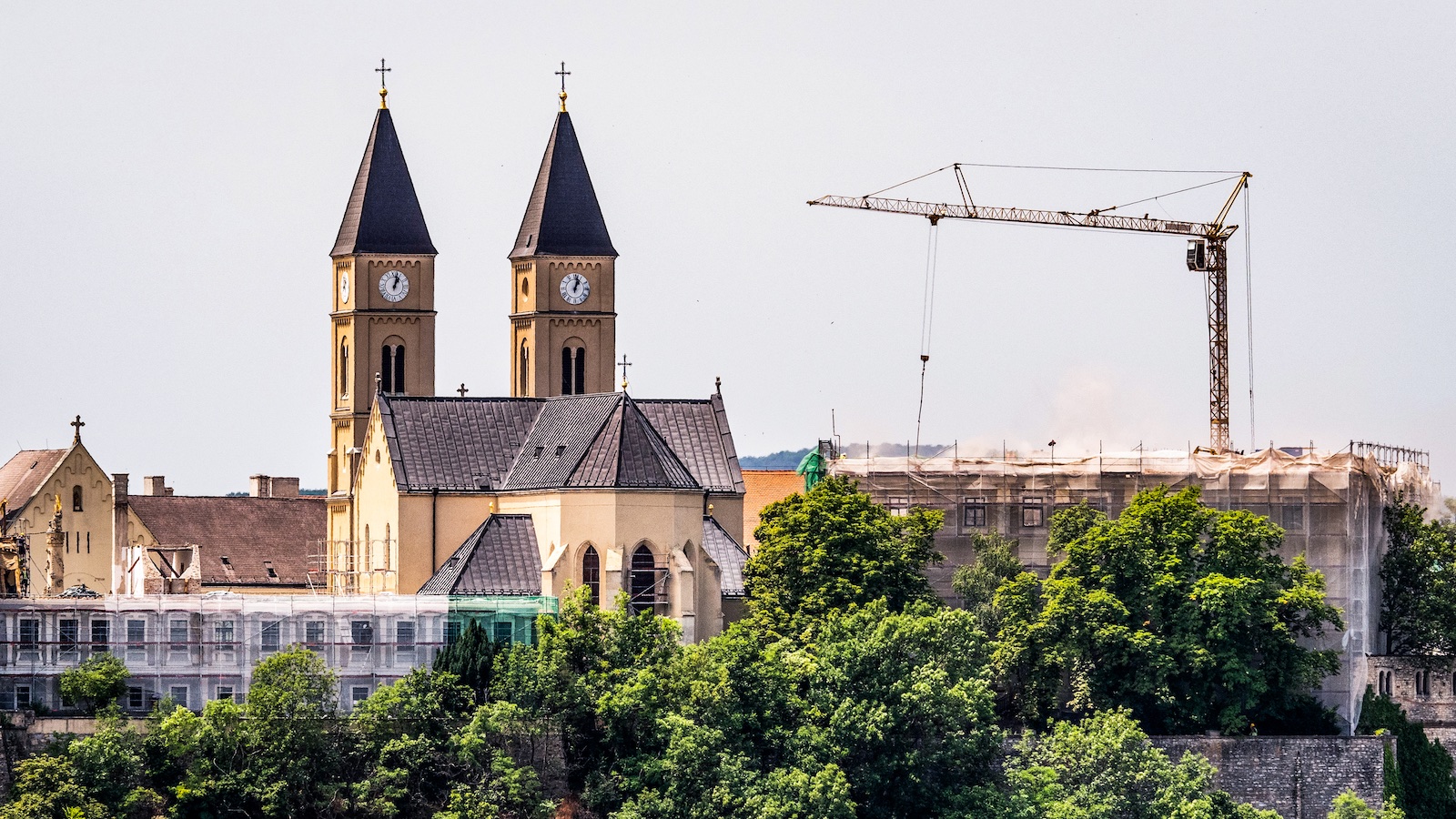 Közpénzből teszik tönkre az ezeréves székesegyházat Veszprémben