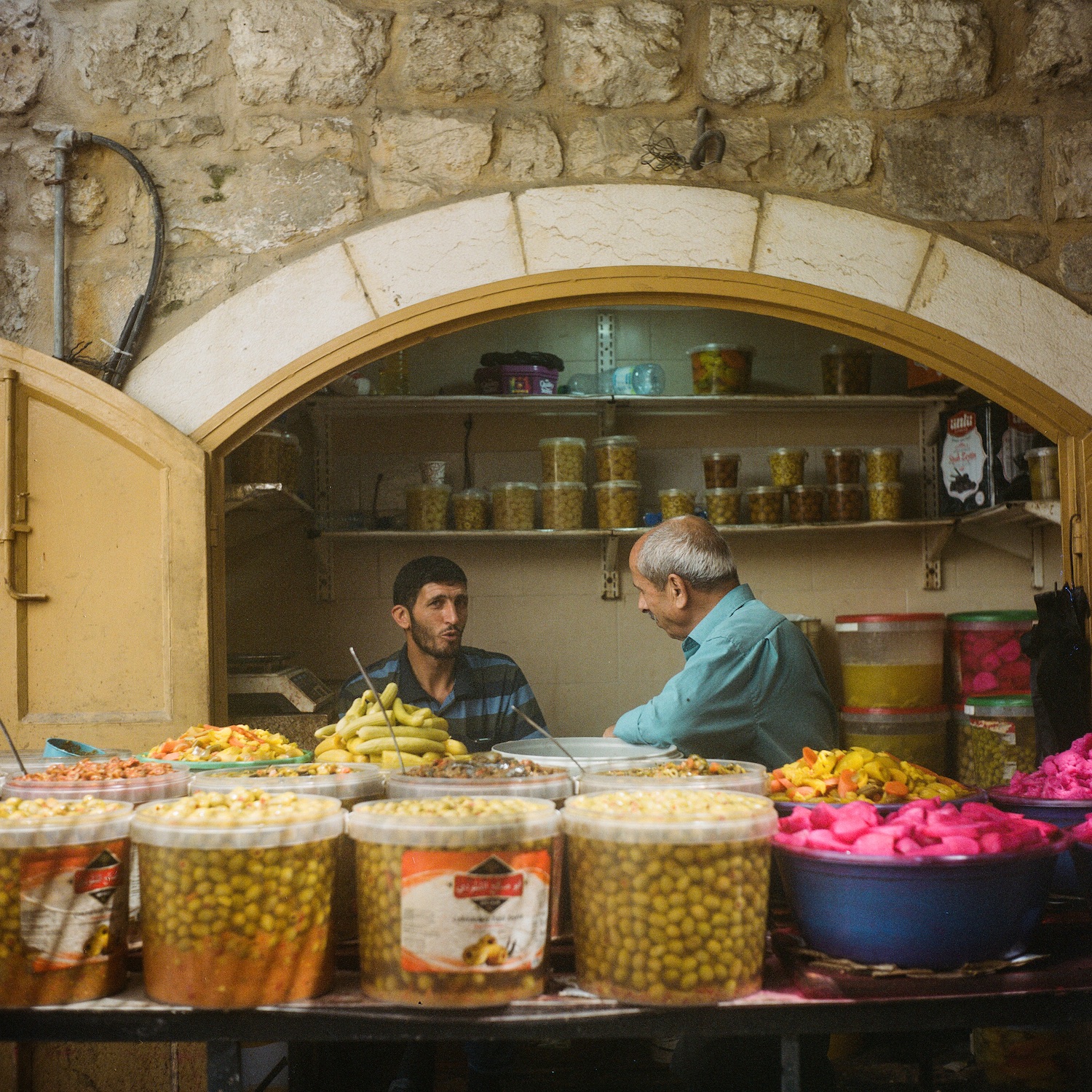 Hebron, óvárosi jelenetek: színkavalkád a zöldségesnél,