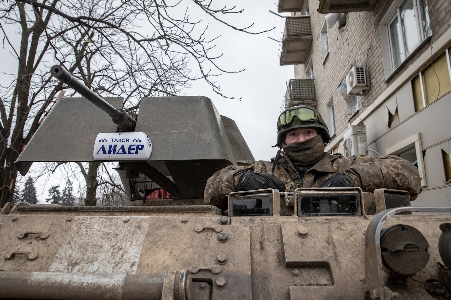 Ukrán katona amerikai M113-asban Bahmut főterén