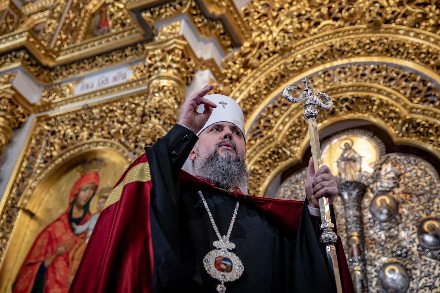Epifanyij kijevi metropolita megáldja a gyülekezetet