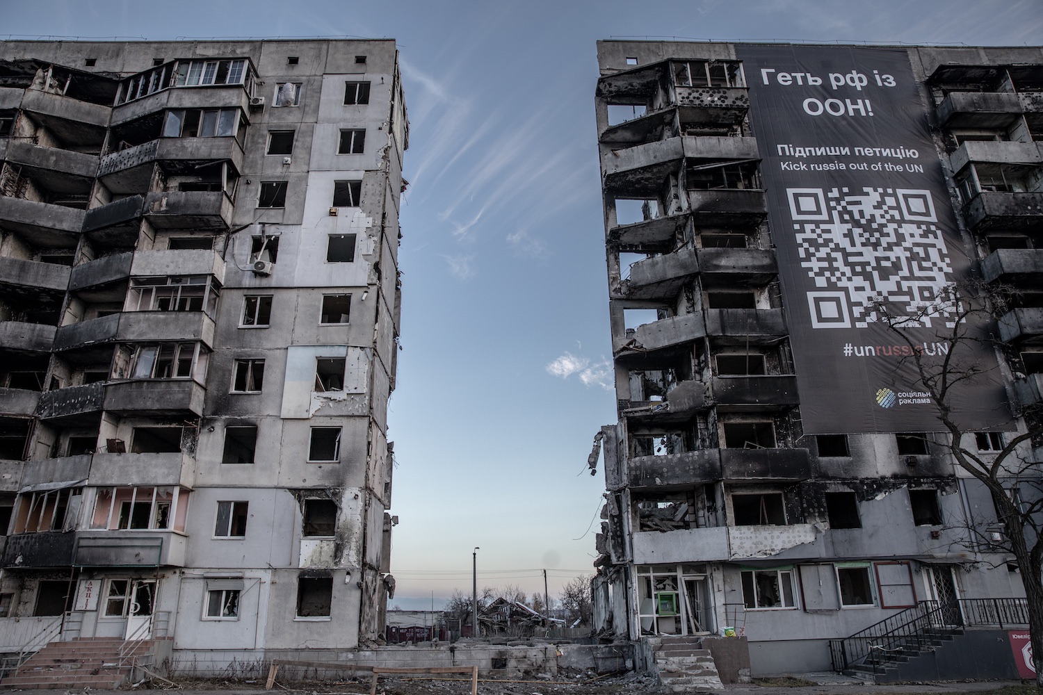 Borogyanka főtere 2023 márciusában: épülettorzó...