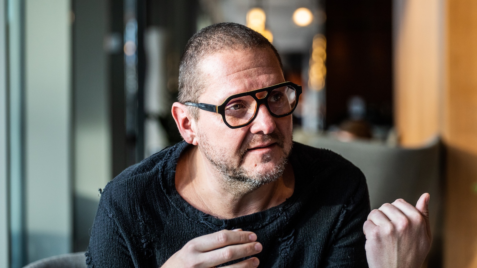 Ha levágatja a farkát, akkor sem lesz nő!” – Lakatos Márk drag queenekről  és első regényéről – Válasz Online