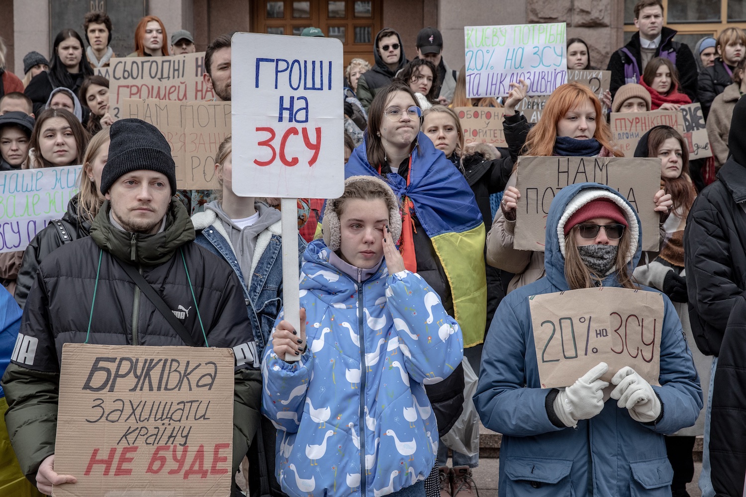 Hrosi na ZSzU-tüntetők a kijevi városháza előtt,...