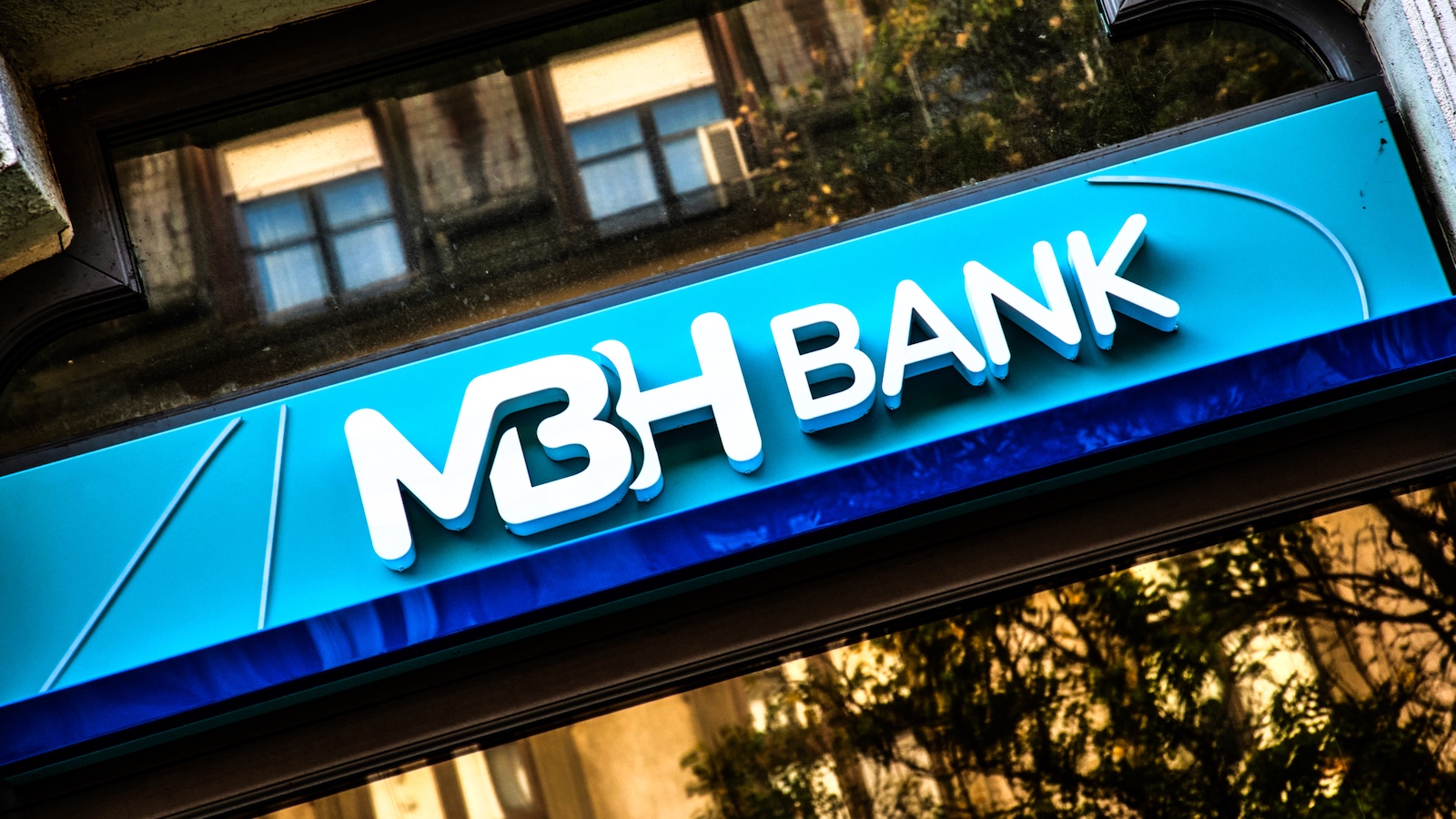 Titoktartást vásárolna a Mészáros-bank saját károsult ügyfeleitől, de nem hajlandó kártérítést fizetni nekik Kép