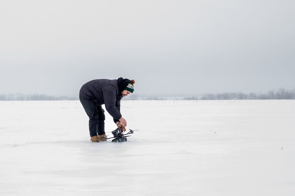Drónbegyűjtés tesztrepülés után a hómezőn